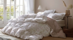 COMFORTER LAURA